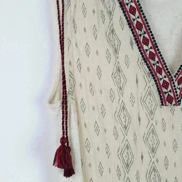 Lucky Brand  V- Neck Top Size Medium - Picture 4 of 8